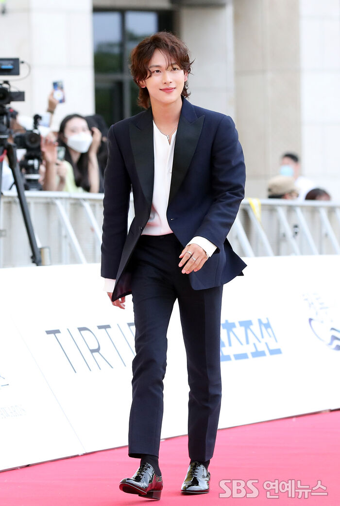 [Throwback] Yim Siwan's Glossy Hair Steals the Show at the Blue Dragon Series Awards