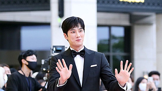 [Throwback] Ahn Bo-hyun Trades the Apron for a Sharp Tux on the Red Carpet