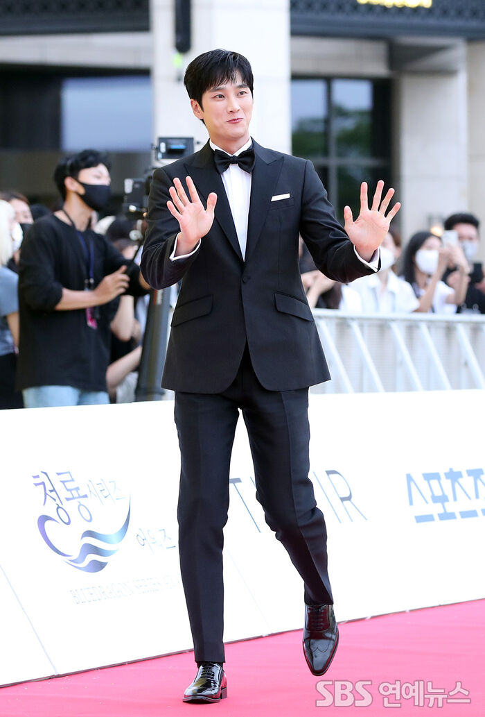 [Throwback] Ahn Bo-hyun Trades the Apron for a Sharp Tux on the Red Carpet
