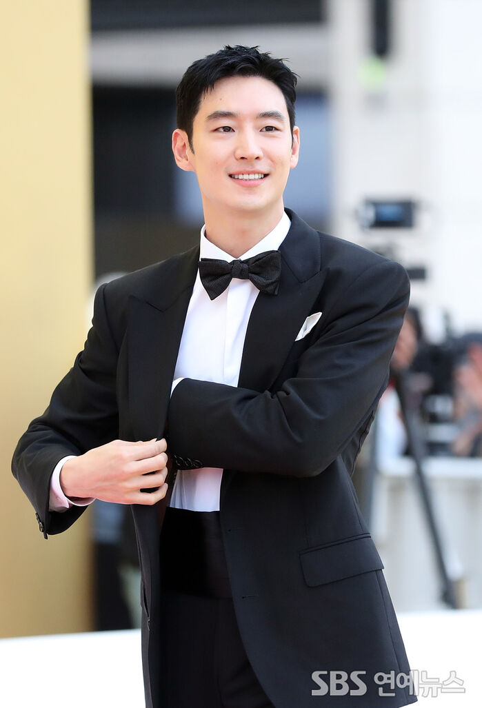 [Throwback] Lee Je-hoon Lights Up the Blue Dragon Series Awards Red Carpet