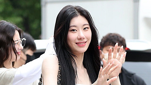 [Throwback] ITZY’s CHAERYEONG Greets Fans With a Bright Smile at KBS Rehearsal