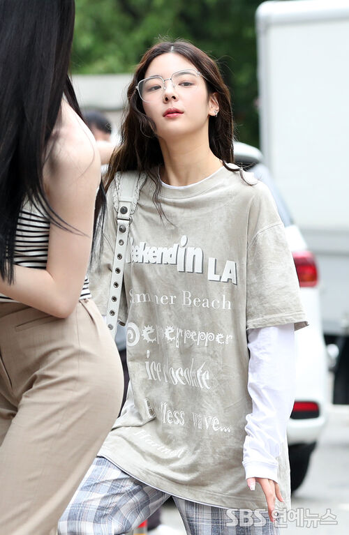 Throwback] ITZY's LIA Shows How Glasses Double the Charm