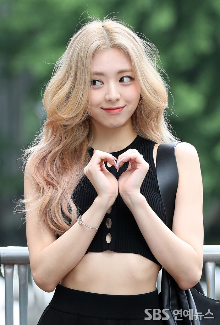 [Throwback] ITZY's YUNA Brings Peak Youngest-Member Charm