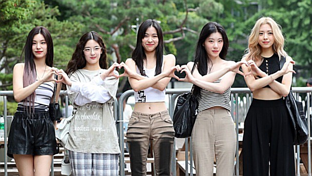 [Throwback] ITZY Serves Finger Hearts on Their Way to KBS