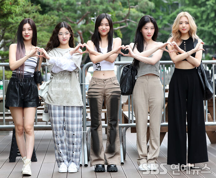 [Throwback] ITZY Serves Finger Hearts on Their Way to KBS