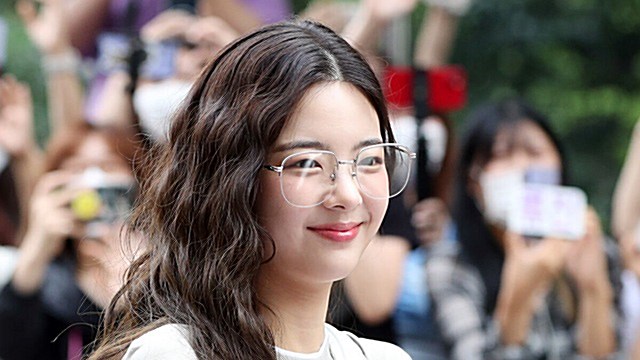 [Throwback] ITZY’s LIA Shows How Glasses Double the Charm