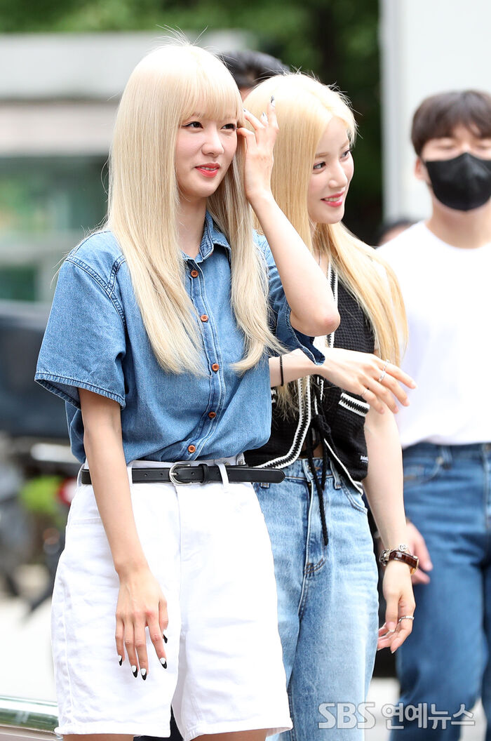 Apink’s CHOBOM (Chorong and Bomi)