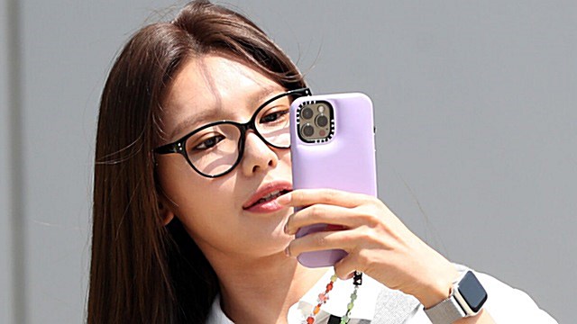 [Throwback] Girls' Generation's SOOYOUNG Flips the Script, Filming the Press and Fans