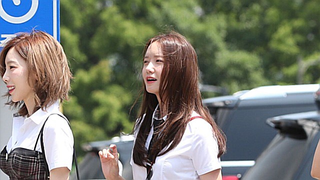 [Throwback] YOONA Goes Full Idol Mode at JTBC Taping