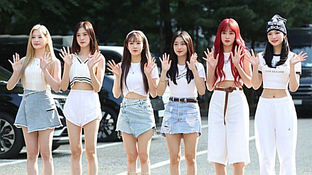 [Throwback] STAYC Light Up the Morning With Fresh-Faced Charm