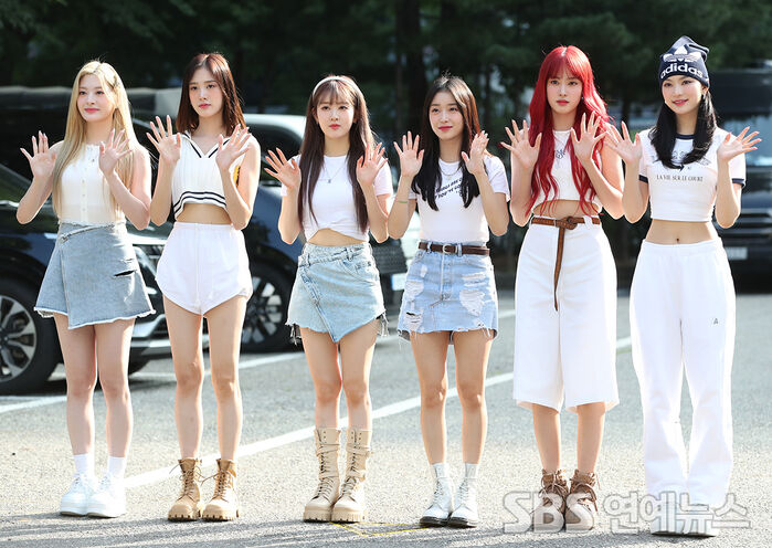 [Throwback] STAYC Light Up the Morning With Fresh-Faced Charm