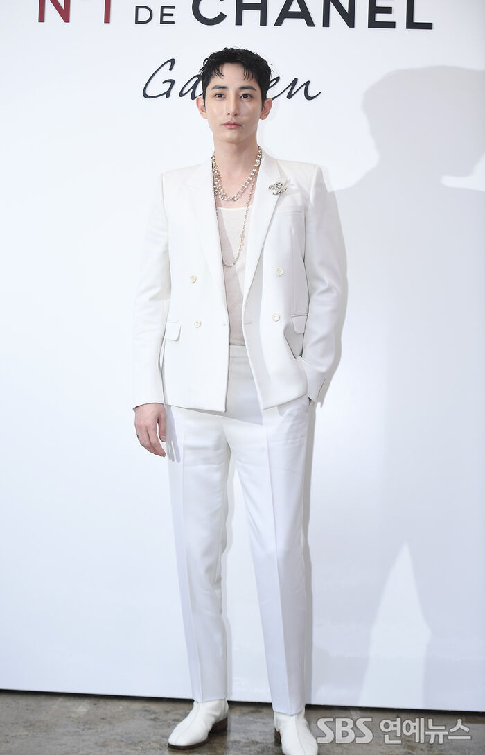 [Throwback] Lee Soo-hyuk Stuns in All-White at Seoul Beauty Launch