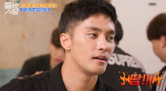 성훈, 집게로 고기 먹고 땀 털고…비매너 방송 태도 논란 사과