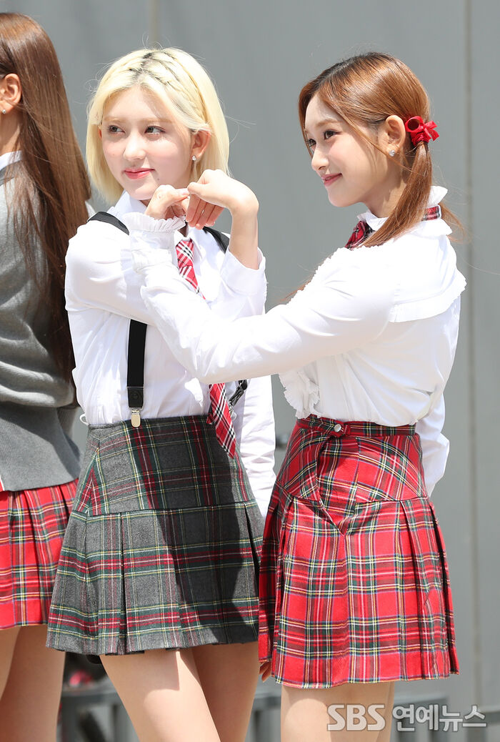 [Throwback] IVE's GAEUL and LEESEO Nail the Heart-Hands Pose