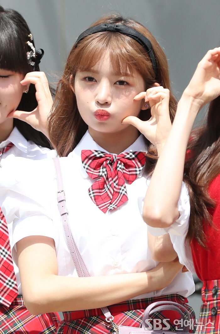 [Throwback] REI of IVE Nails the Heart-Hand Pose