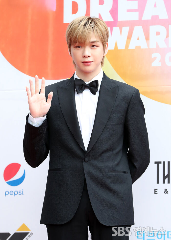 [Throwback] KANG DANIEL Stuns in a Sharp Tux on the Red Carpet