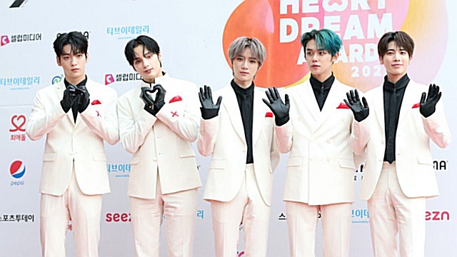 [Throwback] TOMORROW X TOGETHER Stun in Black-and-White Looks at the 2022 K Global Heart Dream Awards