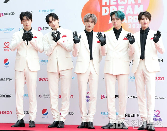 [Throwback] TOMORROW X TOGETHER Stun in Black-and-White Looks at the 2022 K Global Heart Dream Awards