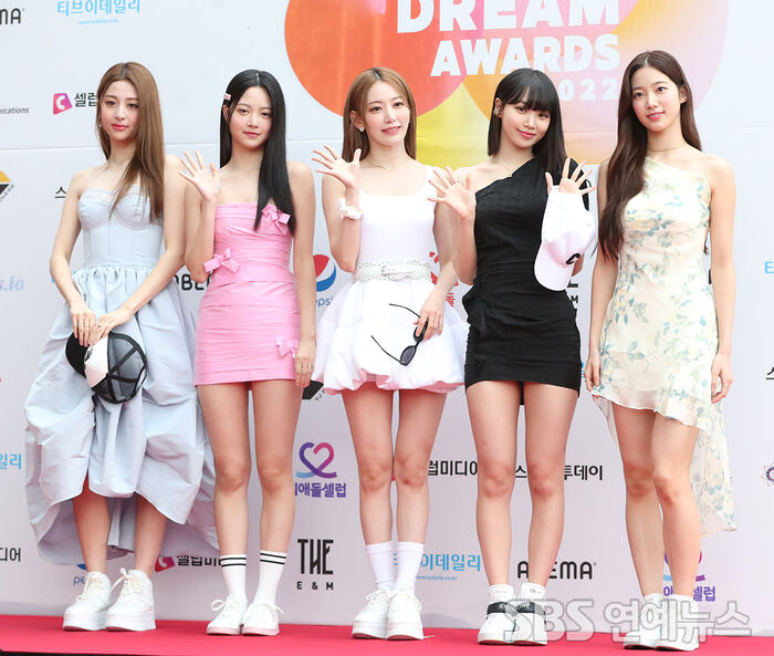 [Throwback] LE SSERAFIM Hit the Red Carpet as a Complete Five