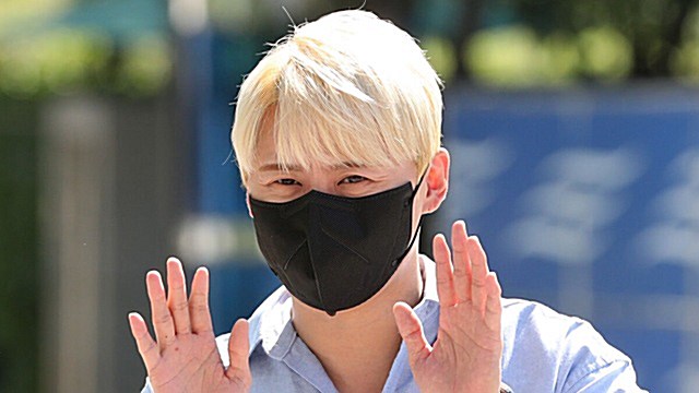 [E포토] 김준수, '귀엽게 양손 흔들'