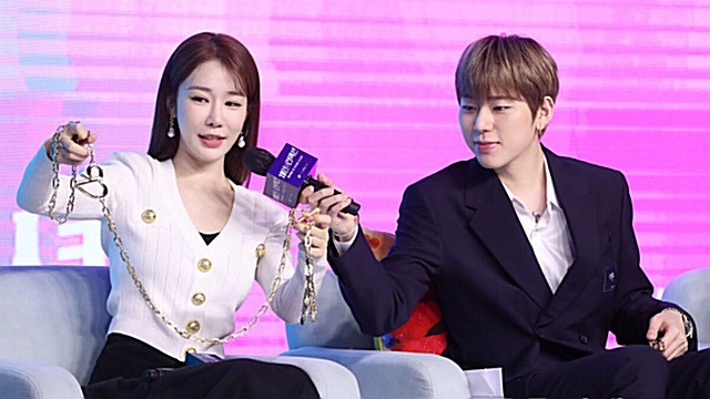 [E포토] 유인나-지코, '체인 묶고 연애 해볼까요'