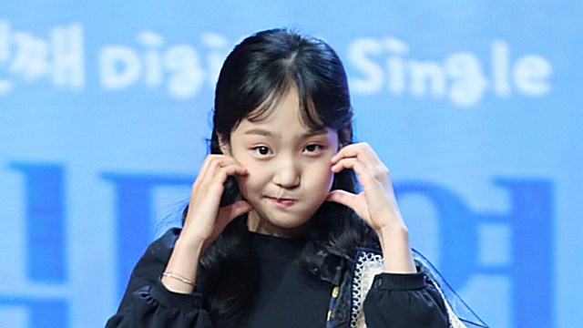 [E포토] 김태연, '국민 손녀의 귀여운 볼하트'