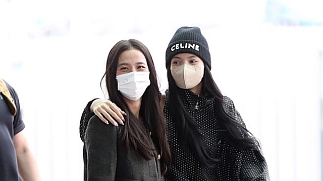 [Throwback] BLACKPINK’s JISOO and LISA Giggle Their Way to L.A.