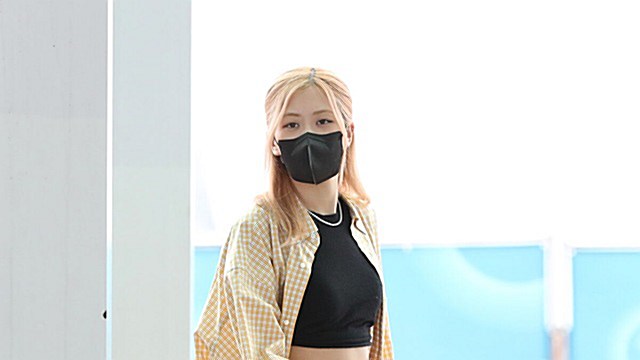 [Throwback] BLACKPINK’s ROSE Radiates in Signature Blonde En Route to L.A.