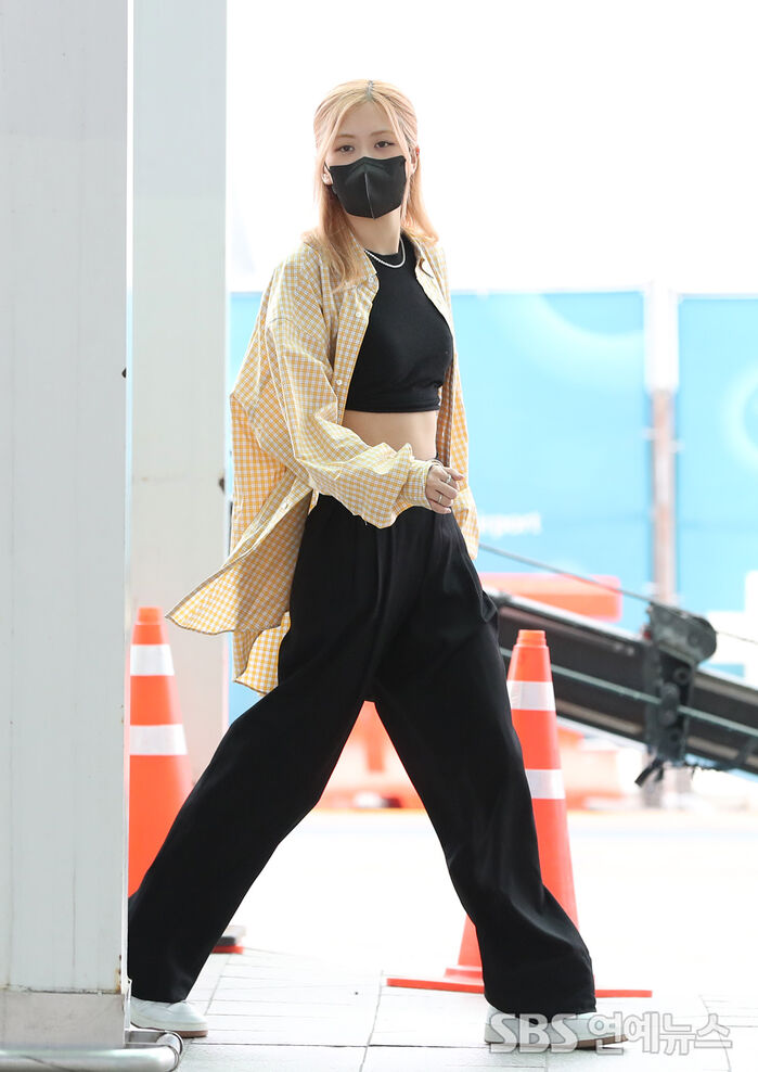[Throwback] BLACKPINK’s ROSE Radiates in Signature Blonde En Route to L.A.
