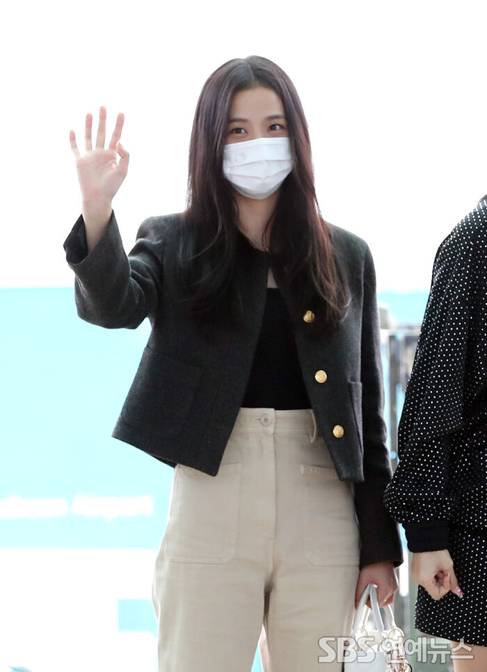 [Throwback] BLACKPINK’s JISOO Stuns at Incheon on Her Way to L.A.