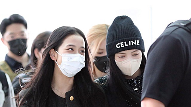 [Throwback] BLACKPINK's JISOO and LISA Link Arms in Sweet Airport Moment