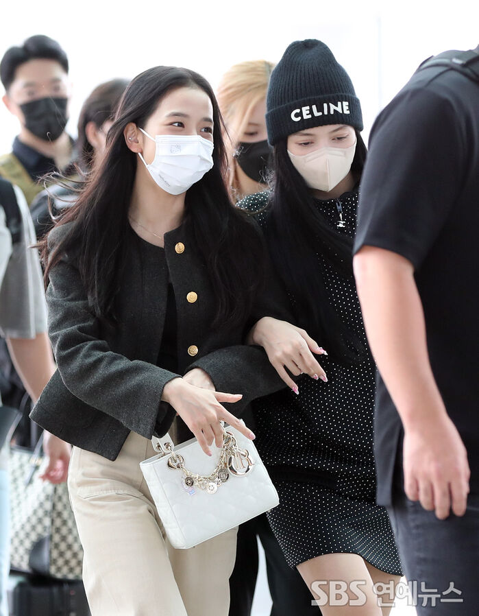 [Throwback] BLACKPINK's JISOO and LISA Link Arms in Sweet Airport Moment