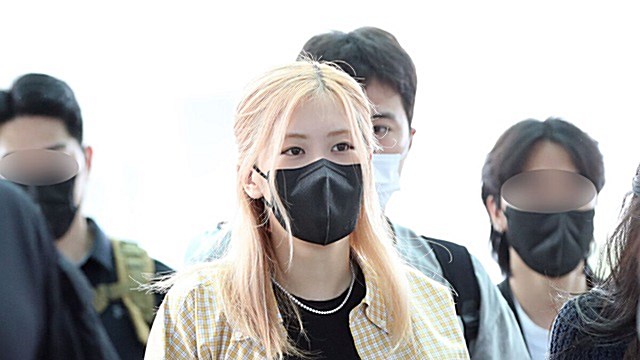 [Throwback] ROSE of BLACKPINK Glows in Platinum Blonde En Route to L.A.