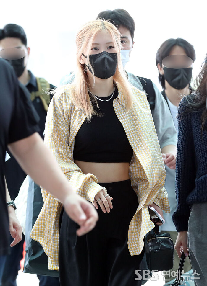 [Throwback] ROSE of BLACKPINK Glows in Platinum Blonde En Route to L.A.