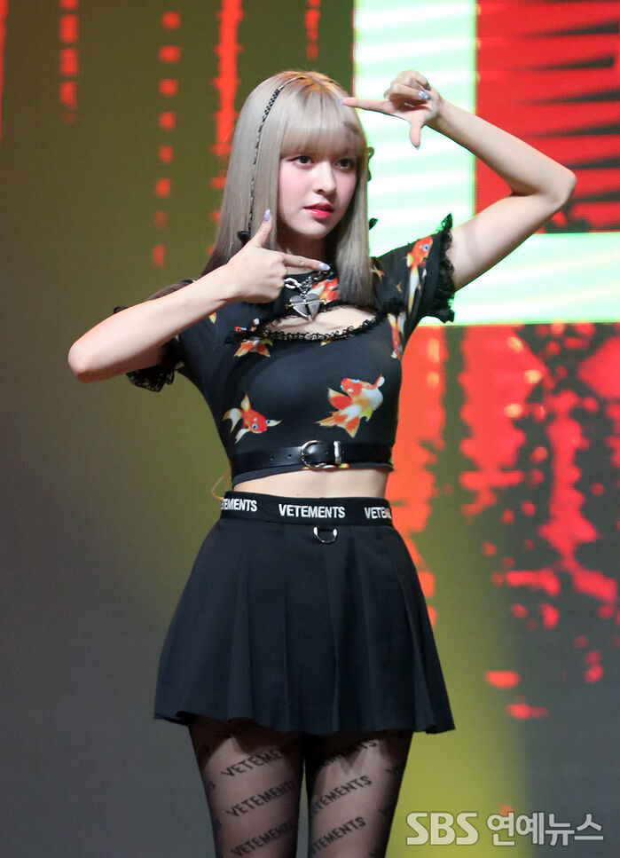 [Throwback] NMIXX's LILY Serves Doll-Like Visuals at 'ENTWURF' Showcase