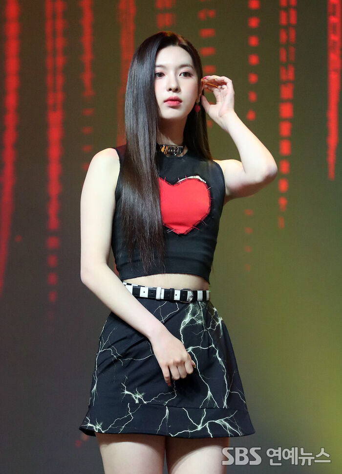 [Throwback] NMIXX's BAE Sends a Big Heart at the ENTWURF Showcase