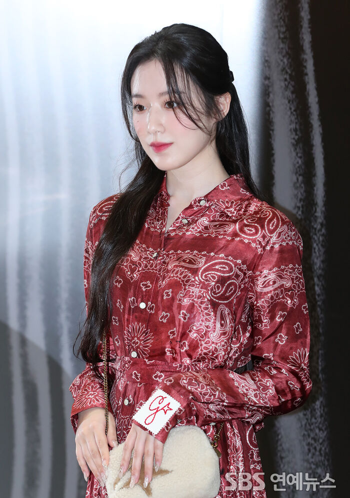 Shuhua of (G)I-DLE Flashes a Sparkling Finger-Heart