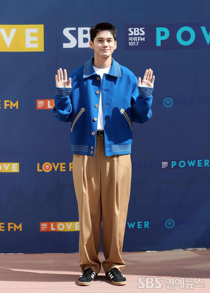 [Throwback] Ong Seongwu Pulls Up to Cultwo Show to Hype 'Life Is Beautiful'