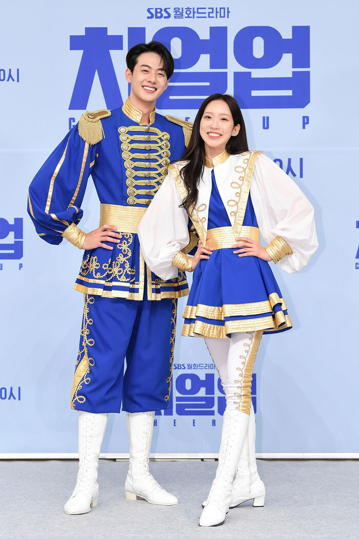 [Throwback] Kim Hyun-Jin and Han Ji-hyeon Lift the Mood at 'Cheer Up' Press Conference