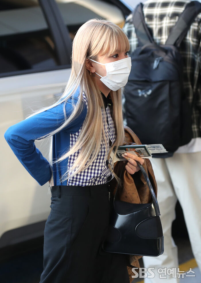 [Throwback] TWICE's CHAEYOUNG Can't Hide Her Blonde Glow