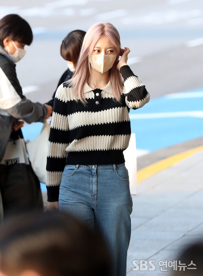 [Throwback] TWICE's TZUYU Glows in Golden Morning Light En Route to Tokyo