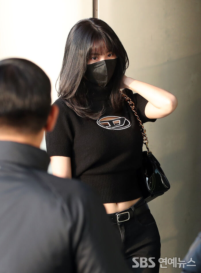 トップス im._momomo Throwback] MOMO of TWICE Rocks an All-Black Crop Top on Her Way to