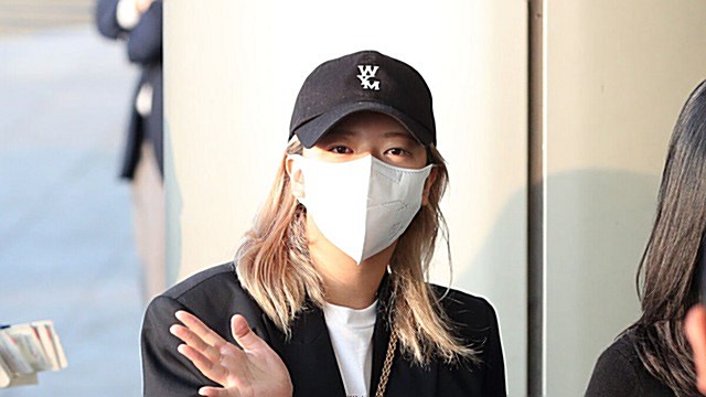 [Throwback] TWICE’s JEONGYEON Greets Early-Morning Fans En Route to Tokyo