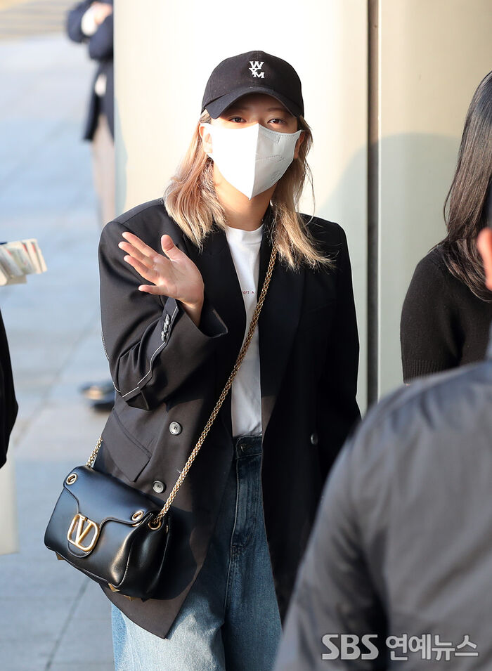 [Throwback] TWICE’s JEONGYEON Greets Early-Morning Fans En Route to Tokyo