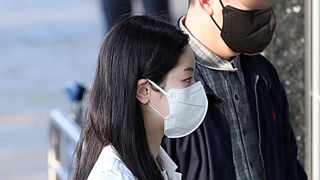 [Throwback] DAHYUN of TWICE Turns Heads With Effortless Airport Elegance