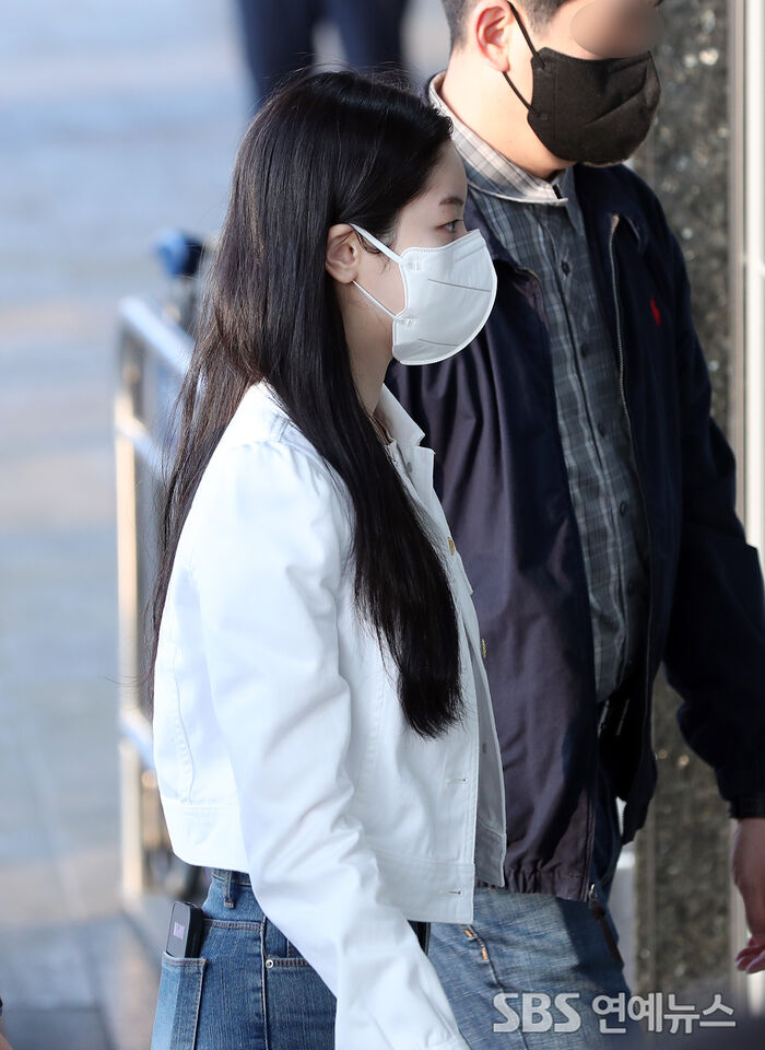 [Throwback] DAHYUN of TWICE Turns Heads With Effortless Airport Elegance