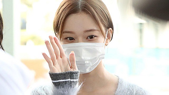 [Throwback] aespa’s WINTER Gives a Princess-Worthy Wave on Her Way to Paris Fashion Week