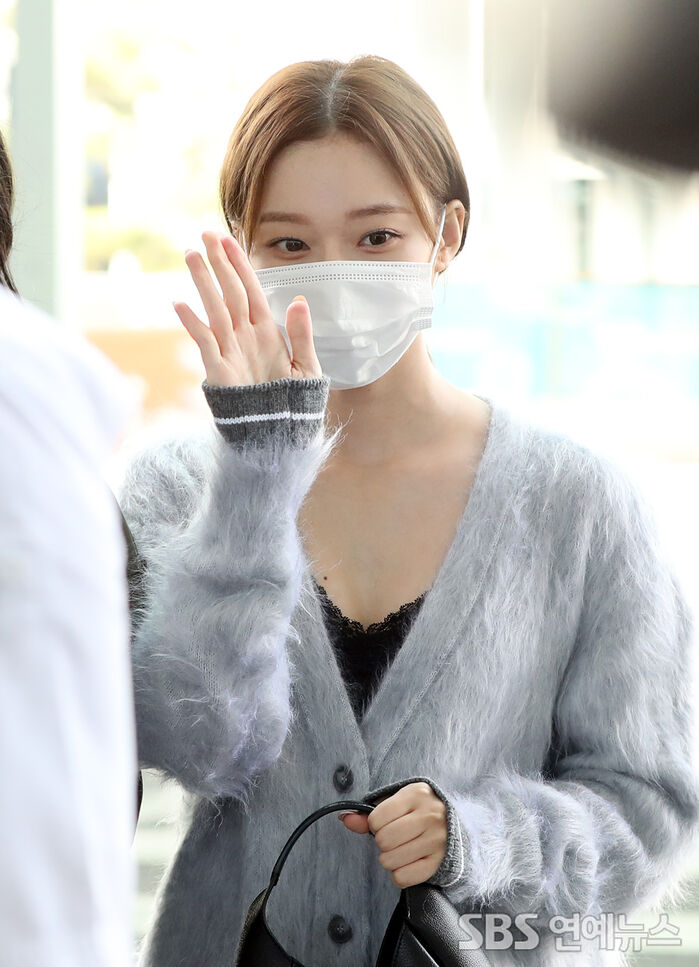 [Throwback] aespa’s WINTER Gives a Princess-Worthy Wave on Her Way to Paris Fashion Week