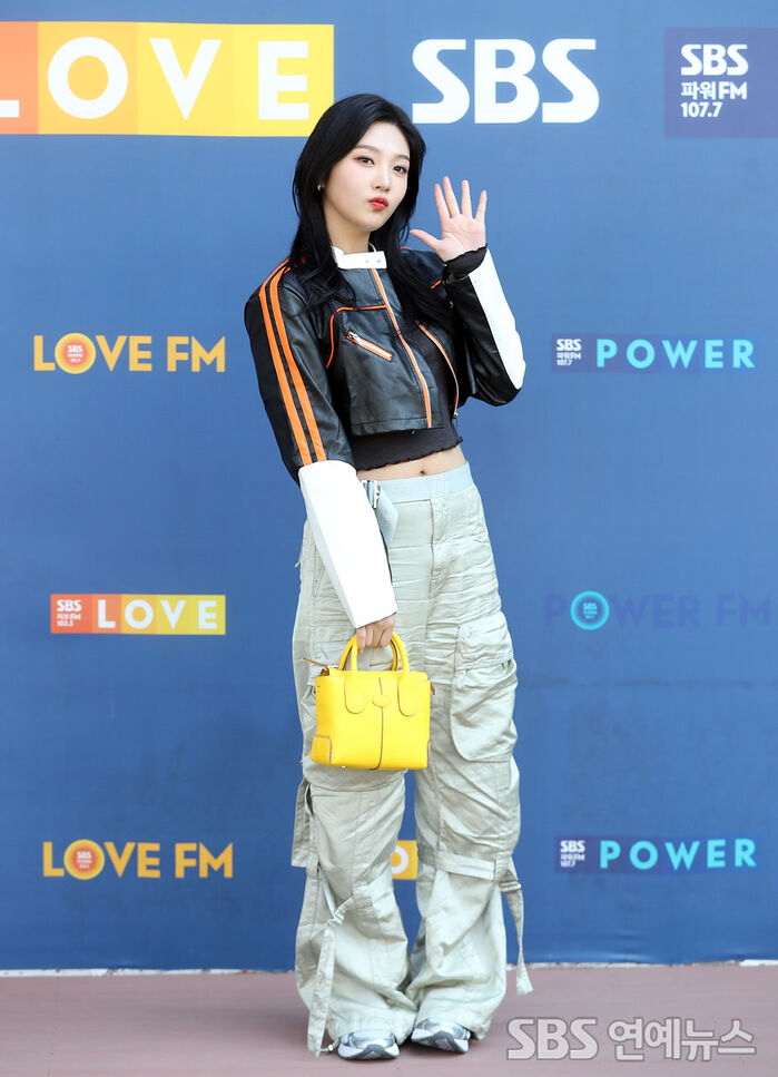 [Throwback] Red Velvet’s JOY Shines Under the Crisp Autumn Sky