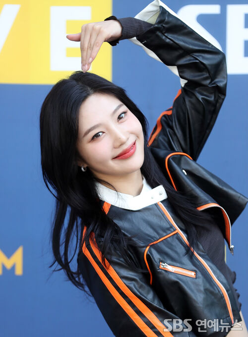 RedVelvet ソウルコン SUPERSTAR ミッション ジョイ Throwback] Red Velvet's JOY Masters the Heart Pose